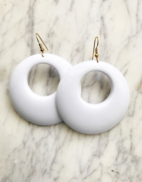 Rock out with these retro-style Vintage Rockabilly White Milk Bar Hoops! Whether you're jamming out to your favorite tunes or having a blast at a party, these earrings will add just the right touch of classic style. (Time to get your rock on!)  65mm