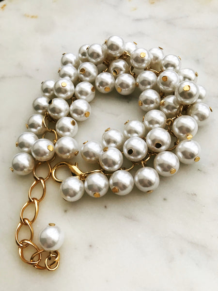 Say bye-bye to boring accessories! This Vintage Glass Pearl Bracelet adds a one-of-a-kind shimmer to your look. Glam up your wrist with this unique piece – there’s no chance you’ll blend into the background.  Vintage Glass Pearls 10mm  One size fits all adjustable bracelet