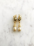 These vintage pearl drop clip on earrings add a little bit of nostalgia to your look! With a timeless design reminiscent of a classic style, these earrings are sure to be a hit with anyone who appreciates a bit of vintage glamour. Dazzle your friends and transport yourself back to a time of art deco elegance!  Gold Plated  Clip On   55mm x 11mm