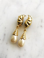 These vintage pearl drop clip on earrings add a little bit of nostalgia to your look! With a timeless design reminiscent of a classic style, these earrings are sure to be a hit with anyone who appreciates a bit of vintage glamour. Dazzle your friends and transport yourself back to a time of art deco elegance!  Gold Plated  Clip On   55mm x 11mm