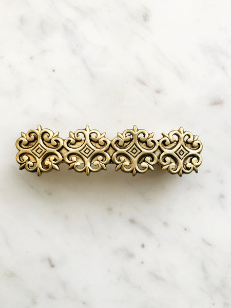 Add a touch of timelessness to your 'do with this classic Vintage Antique Bronze Hair Barrette. This barrette's classic bronze finish is the perfect accessory to take any 'do from meh to marvelous! Spruce up your style in seconds - you'll feel like a dapper dandy in no time!  93mm x 25mm