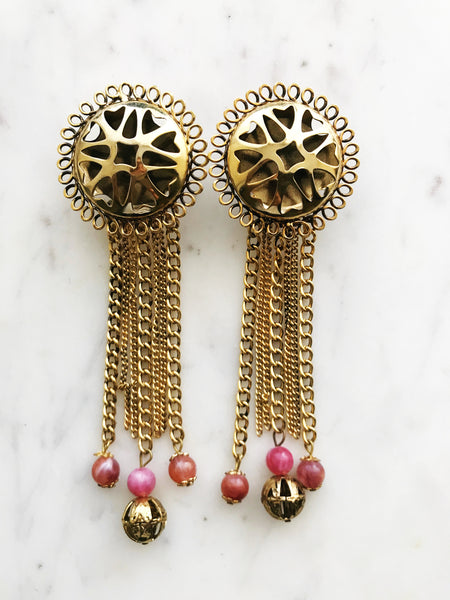 Feel groovy no matter what decade you're in with these stunning vintage 80s clip-on earrings! Boasting a large design and bold gold color, these earrings make a statement no matter the outfit. Get ready to be the center of attention at the next shindig!  120mm x 40mm