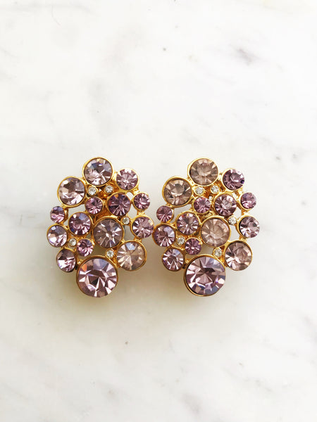 Add a sparkle of vintage glamour with these dazzling Blush clip-on earrings! With plenty of sparkle and shine, these earrings are perfect for adding a touch of old-school class to any outfit! Gold Plated Clip on Earrings 37mm x 27mm