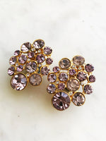 Add a sparkle of vintage glamour with these dazzling Blush clip-on earrings! With plenty of sparkle and shine, these earrings are perfect for adding a touch of old-school class to any outfit! Gold Plated Clip on Earrings 37mm x 27mm