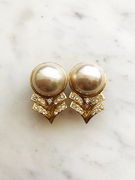 Put your style front and center with these unique vintage Art Deco Dome Pearl Clip-on Earrings! This stunning pair is the perfect addition to any wardrobe giving you a touch of classic elegance with a modern twist. Get ready to shine, clip-on style!  Gold Plated  Clip On   37mm x 21 mm