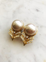 Put your style front and center with these unique vintage Art Deco Dome Pearl Clip-on Earrings! This stunning pair is the perfect addition to any wardrobe giving you a touch of classic elegance with a modern twist. Get ready to shine, clip-on style!  Gold Plated  Clip On   37mm x 21 mm