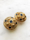 Style up your look with these Vintage Retro Navy Enamel Clip On Earrings. Adorned with a golden finish and intricate patterns, these stunners will add a touch of glam to any look. These earrings are sure to turn heads and inspire compliments, so put ‘em on, show ‘em off, and strut your stuff!  Clip On    Gold Plated  35mm x 35mm