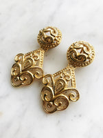 These Vintage Retro Glam Clip On Earrings are sure to turn heads! Show off your unique sense of style with these delicate yet sassy accessories, and you'll be feeling super glam in no time! Perfect for any occasion, these earrings will have everyone asking, "where did you get those?!"  Clip on Earrings   66mm x 35mm 