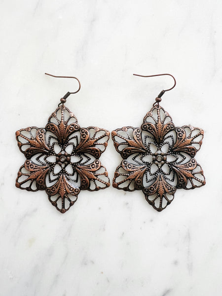 Large Antique Rose Gold Vintage Filigree Flower Earrings
Add a touch of whimsy with our Vintage Filigree Earrings. These lightweight beauties feature intricate filigree designs for a boho vibe. Perfect for a playful and carefree look.
Lightweight brass metal stampings with a rose gold patina.
70mm from the top of the ear hook x 57mm