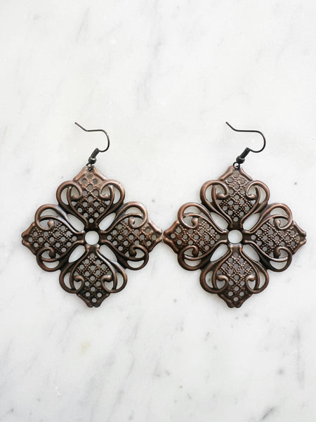 Large Antique Rose Gold Vintage Filigree Flower Earrings
Add a touch of whimsy with our Vintage Filigree Earrings. These lightweight beauties feature intricate filigree designs for a boho vibe. Perfect for a playful and carefree look.
Lightweight brass metal stampings with a rose gold patina.
70mm from the top of the ear hook x 57mm