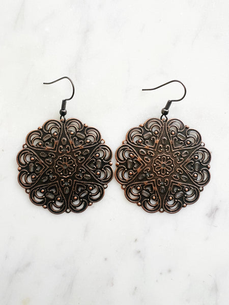 Large Antique Rose Gold Vintage Filigree Mandala Earrings.
Add a touch of whimsy with our Vintage Filigree Earrings. These lightweight beauties feature intricate filigree designs for a boho vibe. Perfect for a playful and carefree look.
Lightweight brass metal stampings with a rose gold patina.
55mm from the top of the ear hook x 44mm