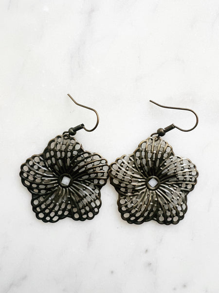 Antique Bronze Vintage Filigree Geometric Flower Earrings
Add a touch of whimsy with our Vintage Filigree Earrings. These lightweight beauties feature intricate filigree designs for a boho vibe. Perfect for a playful and carefree look.
Lightweight brass metal stampings with an antique bronze patina.
51mm from the top of the ear hook x 35mm