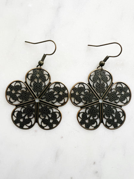 Antique Bronze Vintage Filigree Boho Flower Earrings
Add a touch of whimsy with our Vintage Filigree Earrings. These lightweight beauties feature intricate filigree designs for a boho vibe. Perfect for a playful and carefree look.
Lightweight brass metal stampings with an antique bronze patina.
53mm from the top of the ear hook x 33mm