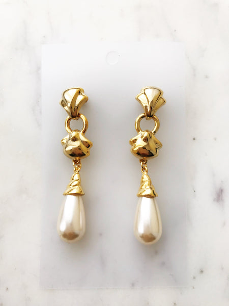 Look sharp with these sophisticated Vintage Gold Pearl Drop earrings! Crafted with an elegant gold finish, these earrings make a big impression. They'll give you that quintessential classic look, but with a unique twist. Go ahead, make a statement!  Gold Plated  60mm x 13mm