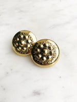 Stand out with these glamorous yet vintage-inspired dome earrings! These stunning earrings feature an antique bronze finish, making them perfect for adding a touch of elegance to your look. Add a hint of glamour and sophistication with these unique earrings – you won't regret it! Gold Plated  Clip On   30mm x 30mm