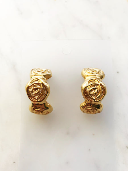 Add some vintage-style glam to your look with these delightful Rose Half Huggie Earrings! These beauties feature a classic Rose motif that's sure to bring out your inner flower child. Show 'em off and let your style bloom! 🌹  Gold Plated  Nickle free ear hooks for sensitive ears  30mm x 15mm