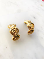 Add some vintage-style glam to your look with these delightful Rose Half Huggie Earrings! These beauties feature a classic Rose motif that's sure to bring out your inner flower child. Show 'em off and let your style bloom! 🌹  Gold Plated  Nickle free ear hooks for sensitive ears  30mm x 15mm