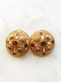 Style up your look with these Vintage Retro Golden Enamel Clip On Earrings. Adorned with a golden finish and intricate patterns, these stunners will add a touch of glam to any look. These earrings are sure to turn heads and inspire compliments, so put ‘em on, show ‘em off, and strut your stuff!  Clip On    Gold Plated  35mm x 35mm