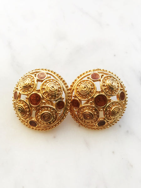 Style up your look with these Vintage Retro Golden Enamel Clip On Earrings. Adorned with a golden finish and intricate patterns, these stunners will add a touch of glam to any look. These earrings are sure to turn heads and inspire compliments, so put ‘em on, show ‘em off, and strut your stuff!  Clip On    Gold Plated  35mm x 35mm