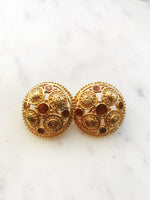 Style up your look with these Vintage Retro Golden Enamel Clip On Earrings. Adorned with a golden finish and intricate patterns, these stunners will add a touch of glam to any look. These earrings are sure to turn heads and inspire compliments, so put ‘em on, show ‘em off, and strut your stuff!  Clip On    Gold Plated  35mm x 35mm