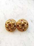 Style up your look with these Vintage Retro Golden Enamel Clip On Earrings. Adorned with a golden finish and intricate patterns, these stunners will add a touch of glam to any look. These earrings are sure to turn heads and inspire compliments, so put ‘em on, show ‘em off, and strut your stuff!  Clip On    Gold Plated  35mm x 35mm